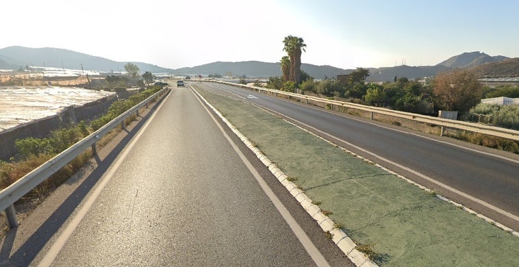Un muerto y dos heridos en Dalías tras un accidente con un turismo que terminó volcado en una cuneta